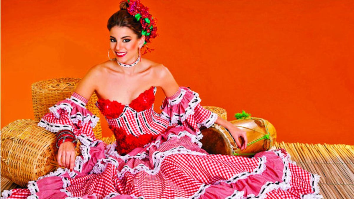 La reina del Carnaval 2015 es Cristina Felfle Fernández De Castro. Luce un vestido rojo de cuadros y traje típico de la cumbia. CORTESÍA