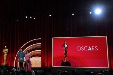 Cillian Murphy lidera la carrera del Óscar a mejor actor, con Paul Giamatti ojo avizor