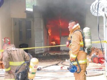 Chispas de soldadura provocan fuego que acaba con depósito