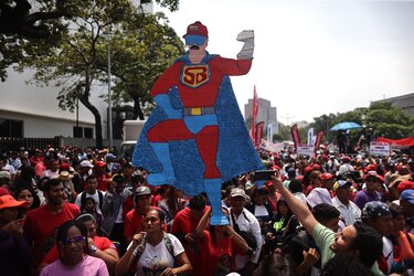 Chavistas se trasladan a Caracas para acompañar la inscripción de la candidatura de Maduro