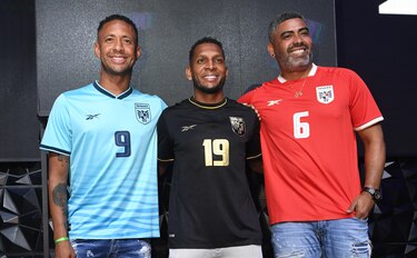 Leyendas de la La Roja reviven grandes momentos con las nuevas camisetas 