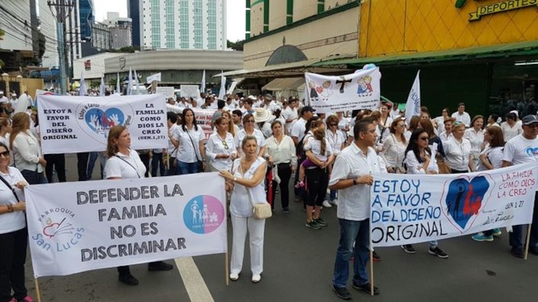 'Con mis hijos no se metan', gritan en la marcha por la familia