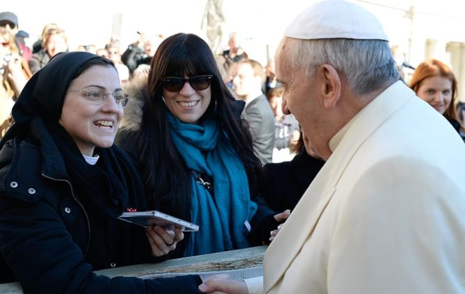 Sor Cristina regala al Papa CD con 'Like a Virgin'
