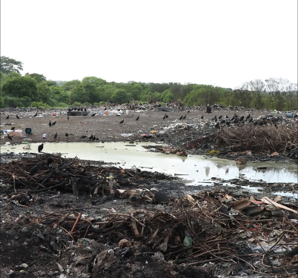 Vertederos a cielo abierto en Azuero: un desastre ambiental, denuncia el ministro Navarro