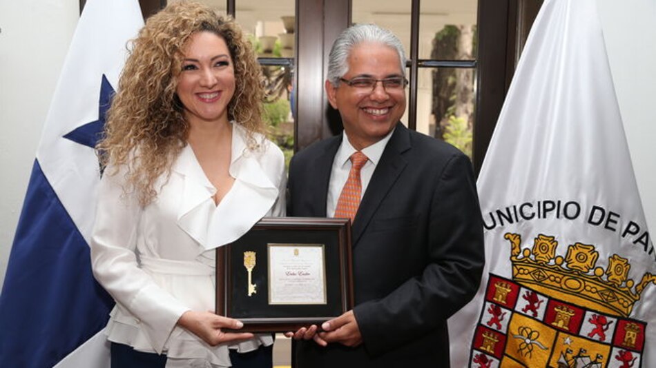 Distinguen a la cantautora panameña Erika Ender