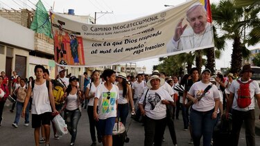 Multitud de fieles exhaustos espera misa campal del Papa en Ecuador