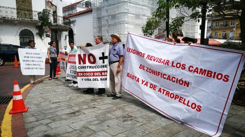 Residentes de San Francisco protestan en el Concejo; alcalde promete cumplir con moratoria