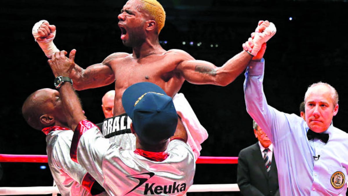 Jezreel Corrales es levantado en hombros por parte de su equipo que lo acompañó hasta Japón, en donde defendió ayer exitosamente su corona, mientras el árbitro Mark Nelson, de