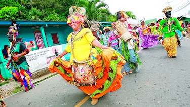 Colón festeja su pollera conga