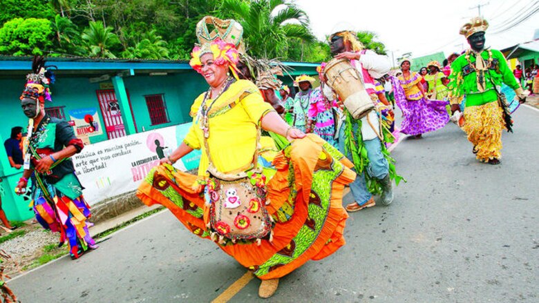 Colón festeja su pollera conga
