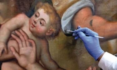 Arte católico en ruinas es restaurado en un ‘hospital’