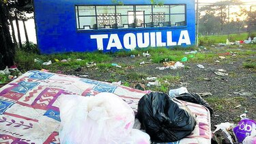 Hierba y basura predominan en instalación ferial