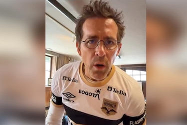 Ryan Reynolds estrena la camiseta del Inter de Bogotá