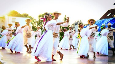 Danza istmeña en Oriente