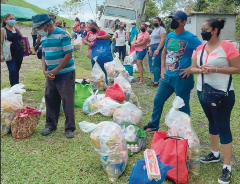 Yanibel Ábrego, funcionarios a su servicio y de su familia