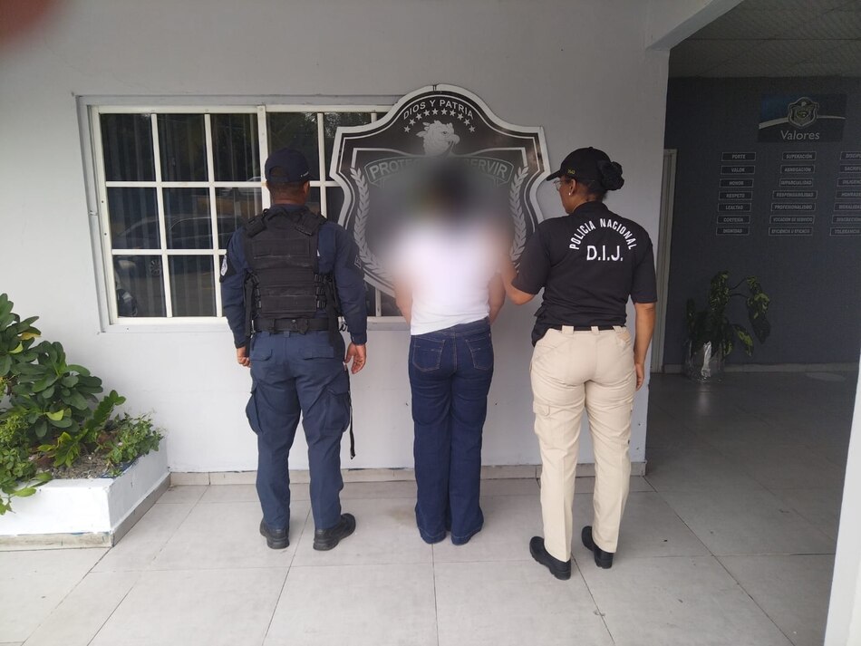 Exfuncionaria aprehendida por un presunto delito financiero no podrá acercarse a la Caja de Ahorros ni salir del país