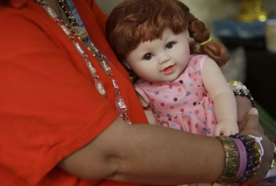 Tailandesas tratan muñecas 'querubín' como mascotas