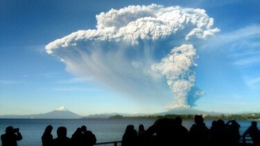 Bachelet decreta estado excepción en zona afectada por erupción de volcán