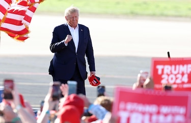 Trump pacta una fianza de 200,000 dólares antes de entregarse en Georgia