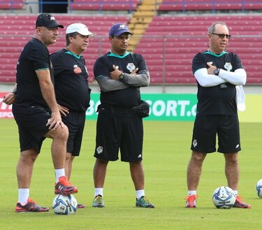 Técnico de Panamá llama a 24 jugadores para partido ante El Salvador