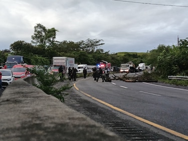 Se registra tráfico lento en El Piro, Policía Nacional logra reabrir la vía