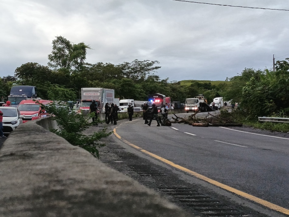 Se registra tráfico lento en El Piro, Policía Nacional logra reabrir la vía