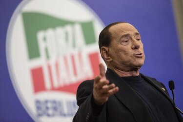 Berlusconi sugiere que sería tan buen papa como Francisco