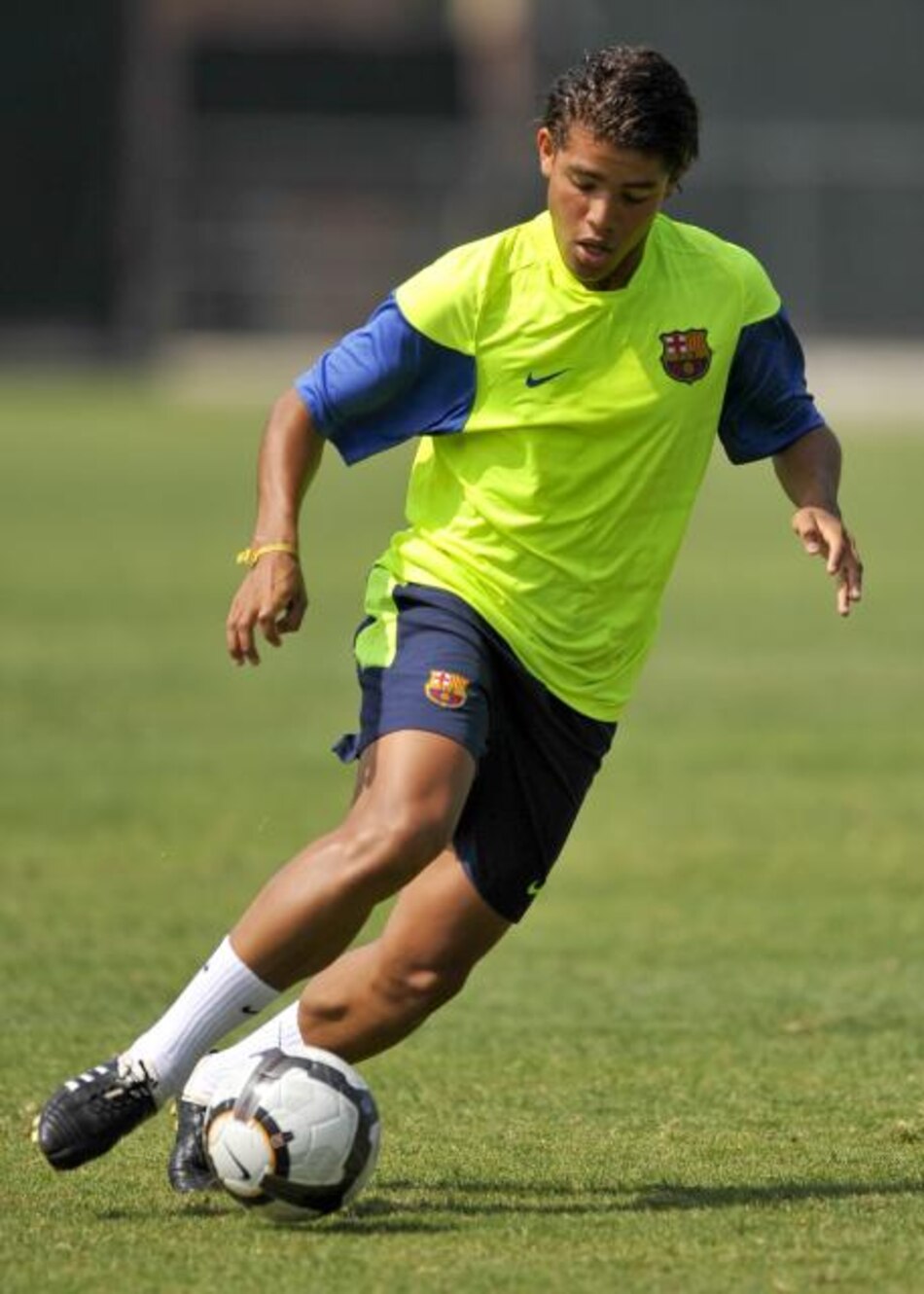 Jonathan Dos Santos firma con el Barcelona hasta 2015