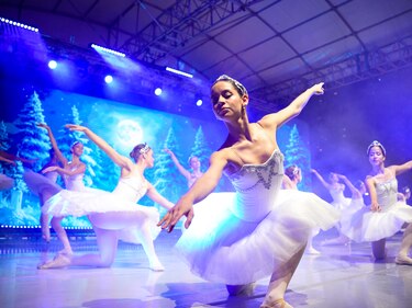 Town Center Costa del Este celebró su encendido navideño con un gran show y la magia del Ballet Nacional