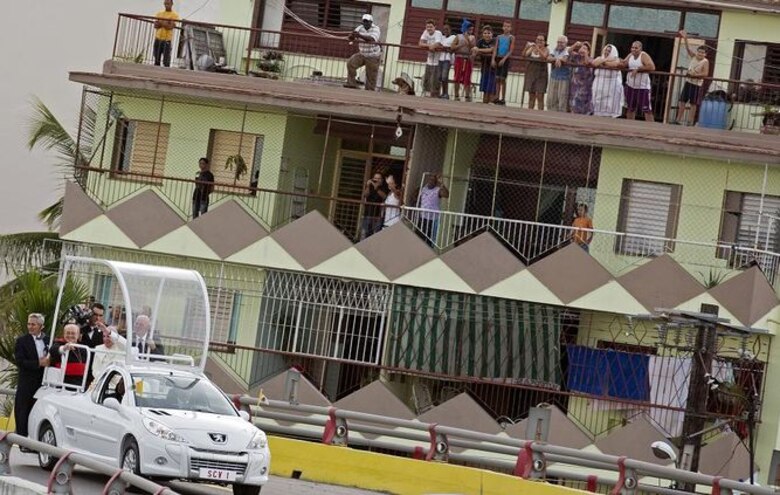 Miles de cubanos reciben a Francisco en su primer recorrido por La Habana