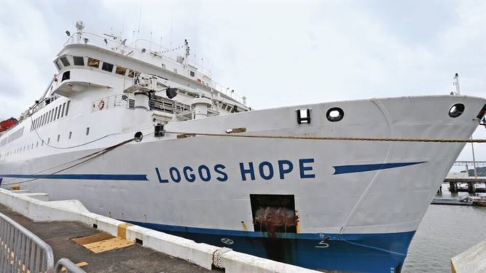 Bibliobuque ancla en aguas canaleras