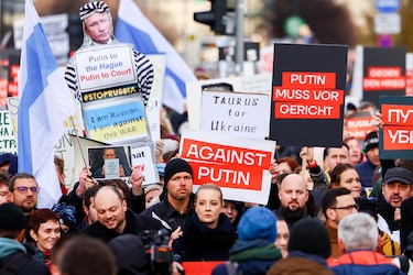 Casi 2,000 personas participan en Berlín en una marcha de la oposición rusa en el exilio