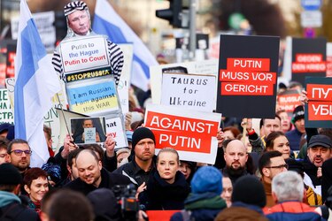 Casi 2,000 personas participan en Berlín en una marcha de la oposición rusa en el exilio