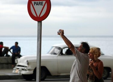 Cuba logra ligero aumento de la llegada de turistas en 2013