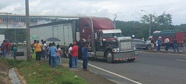 Caravana humanitaria busca avanzar; su llegada a la capital se atrasa por los cierres de vías
