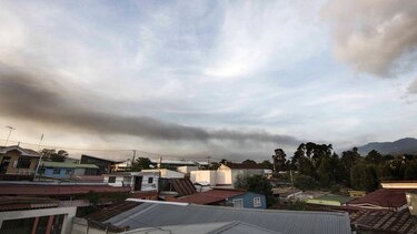 Volcán Turrialba lanza cenizas y obliga a cerrar el aeropuerto Santamaría