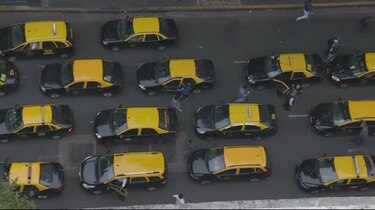 Video: Uber comienza a operar en Buenos Aires; taxistas trancan calles