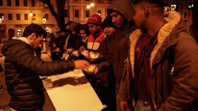 ‘Todos los migrantes tienen que pagarles a los traficantes de personas, pero de las mujeres se espera que también paguen con sexo’