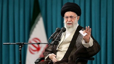 El líder supremo de Irán amenaza a Estados Unidos con un daño irreparable si entra en el conflicto del lado de Israel