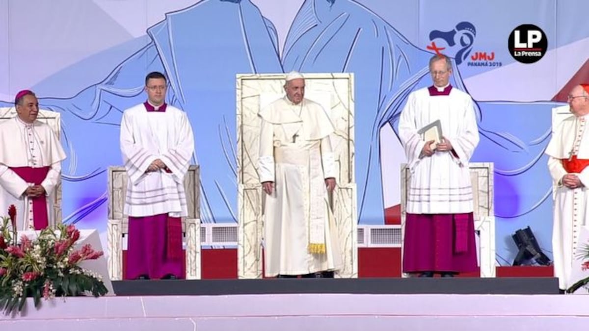 El papa Francisco lidera la vigilía en el campo San Juan Pablo II.