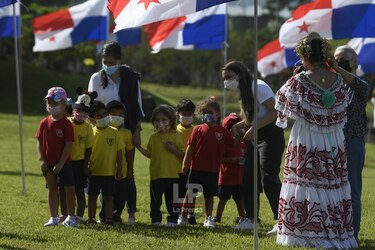 Siembran 300 banderas en la Ciudad del Saber en honor a la patria