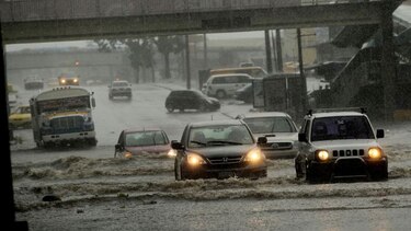 Vías inundadas tras fuertes lluvias en la capital