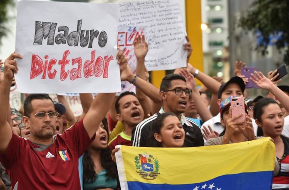 Venezolanos ingresan a embajada de su país en Lima en protesta contra Maduro