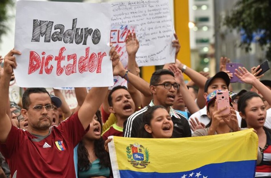 Venezolanos ingresan a embajada de su país en Lima en protesta contra Maduro