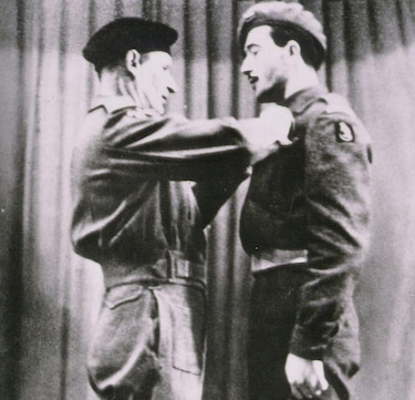 Quién era el controversial magnate Robert Maxwell, el padre de Ghislaine Maxwell, la única condenada por el caso Epstein