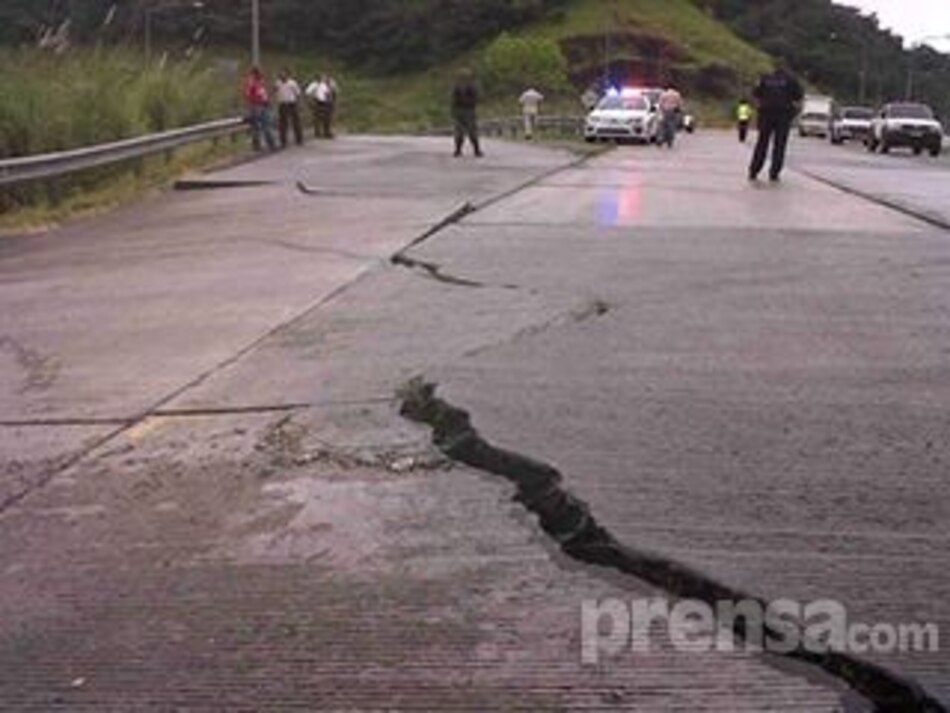 Colapsa vía que conduce al puente Centenario