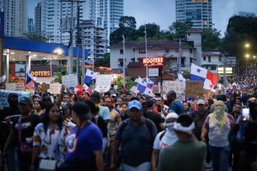‘¡Esta patria no se vende, esta patria se defiende!’, gritan miles en la marcha; policía lanza gas lacrimógeno y perdigones