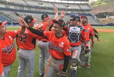 Los Santos vence a Colón en el Rod Carew