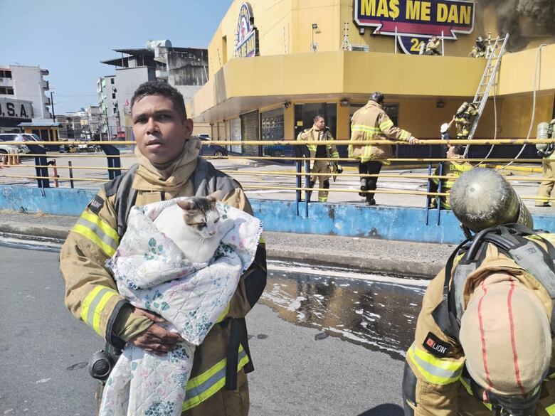 Bomberos continúan con las labores de extinción del fuego en un depósito en Calidonia: ya se cumplieron 8 horas