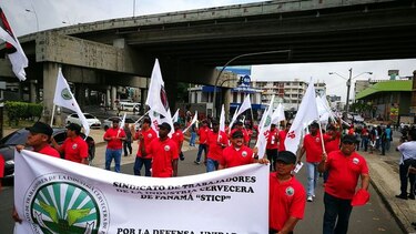 Grupos sindicales marchan para conmemorar el Día del Trabajador